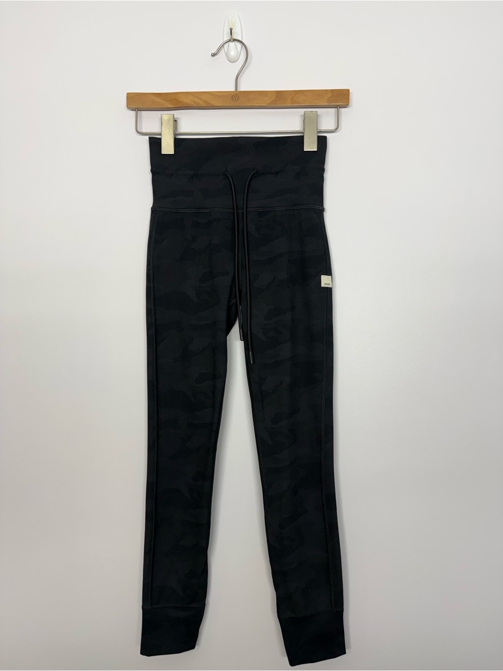 32: Vuori Daily Legging Black Camo Size XS 24.5” inseam